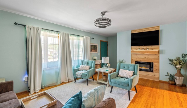 Spacious 4-bedroom close to lake, large backyard, 2 king beds, great location