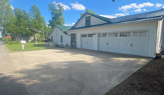 Spacious 4-bedroom house with 3 patios at Indian Lake. Enjoy your stay!