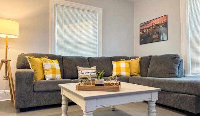 Spacious 4 bedroom, Sleeps 8 w/7 Beds + Parking