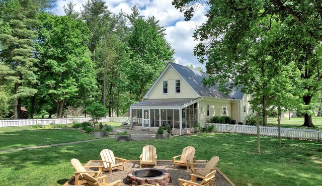 Spacious 4-bedroom home in Clarksville IN. accommodates 16. gourmet kitchen.