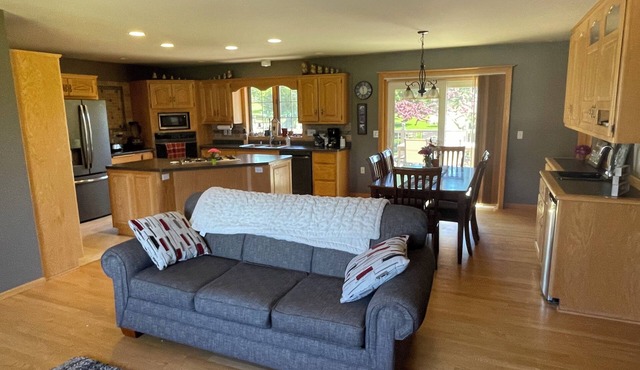 Spacious 4-bedroom house EAA week in convenient Fond du Lac