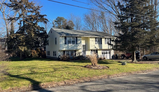 Spacious 4 BR Home, Steps to Lagoon, Minutes to Downtown Oak Bluffs and Beaches!
