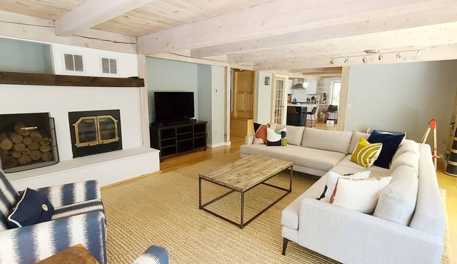 Spacious 4BD-A/C, Screen Porch & Deck, Quiet Setting, Walk to Duck Pond
