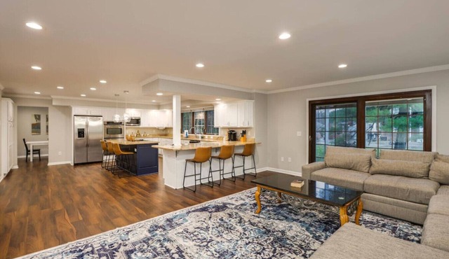Spacious 4BR Near Botanical Gardens + Downtown