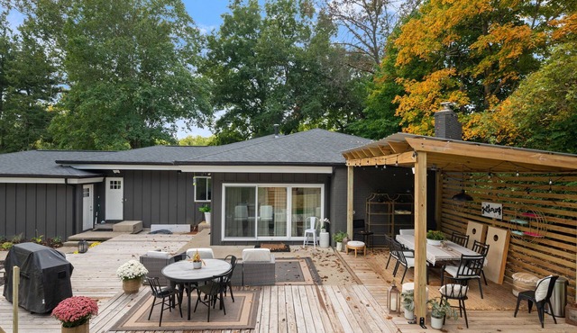 Spacious 5-bedroom house with a pool in wonderful West Lafayette with AC, WiFi
