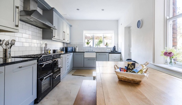 Spacious 5-Bedroom House with Garden