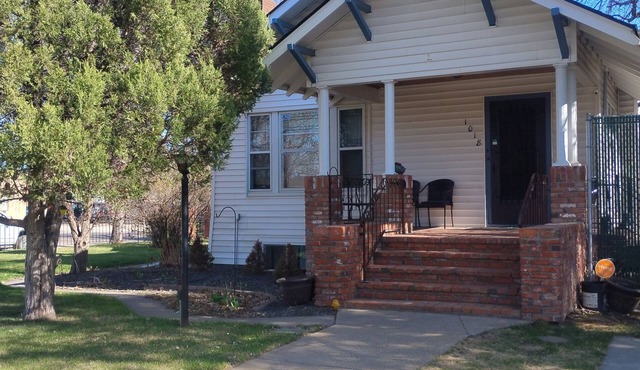 Spacious 5-bedroom house in marvelous Miles City with WiFi, AC