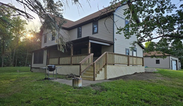 Spacious 5-bedroom house on 3 beautiful acres at the lake!