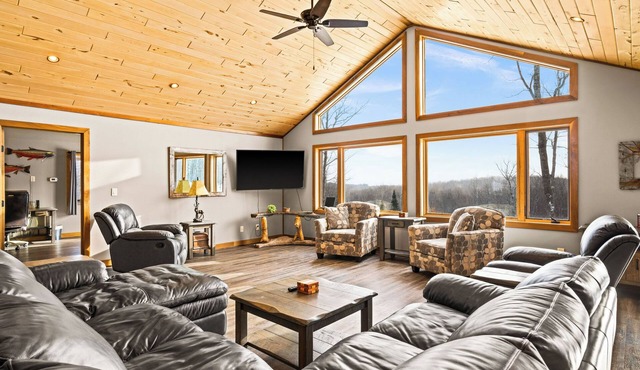 Spacious 5-Bedroom Home with Stunning Views & Privacy, 10 Miles from downtown