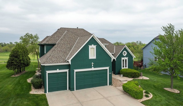 Spacious 5-bedroom house 30 minutes away from Arrowhead and the airport, Golf!