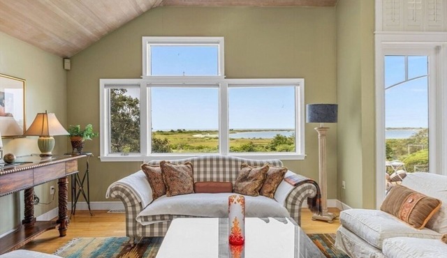 Spacious 5-bedroom oceanfront estate in marvelous Chatham with AC