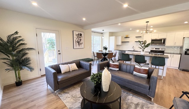 Spacious 5-bedroom townhome with WiFi and AC in charming Bloomfield