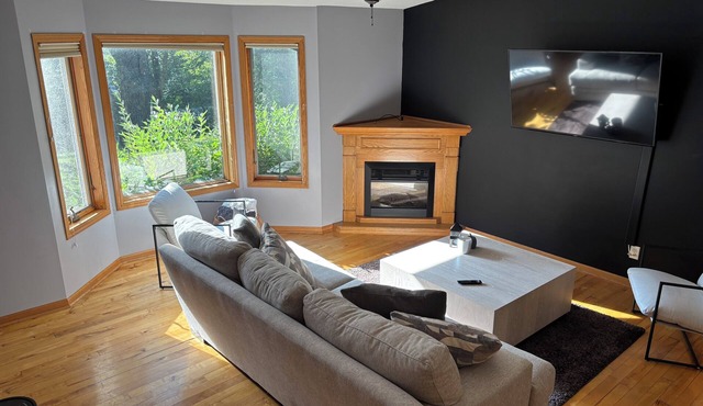 Spacious 5BR Getaway, Hot Tub + Cozy Vibes All Year Round