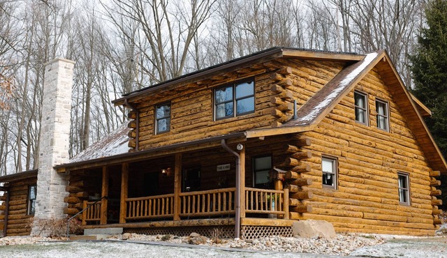 Spacious 6-bedroom cabin & sports bar in Amish country. Close to Breitenbach.