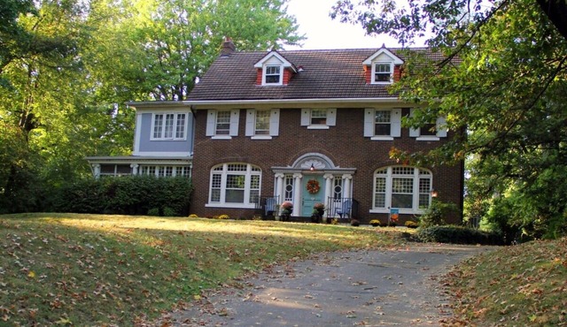 Spacious 6-bedroom house with AC and WiFi in Louisville's Highlands neighborhood