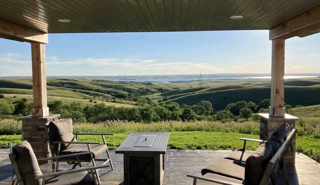 Spacious 6-bedroom lodge located on the River Hills of Lake Oahe.