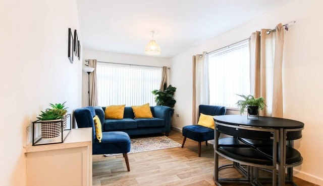 Spacious 6 Bedroom in Forest Hall Modern Comfort with Excellent Transport Links