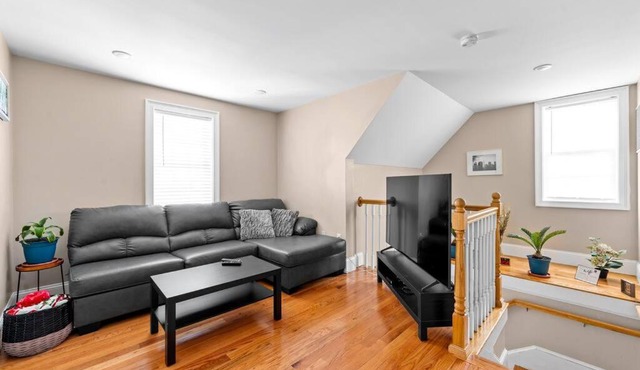 Spacious 6BR Quincy Apt - Balcony, Kitchen, Laundry, near Beach & Red Line 555