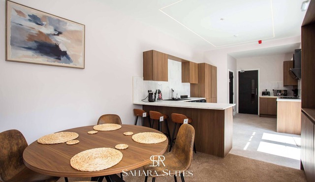 Spacious 8Bed Ensuite Home - Sleep 16 - Group Stay