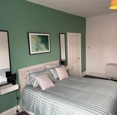 Spacious and stylish Apartment in South Shields, Near the beach, funfair, South Tyneside hospital, and Tyne Tunnel, Workers welcome
