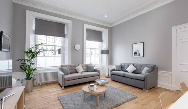 Spacious Apartment close to Princes Street