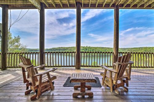 Spacious Cabin on Dale Hollow Lake w/Hot Tub!
