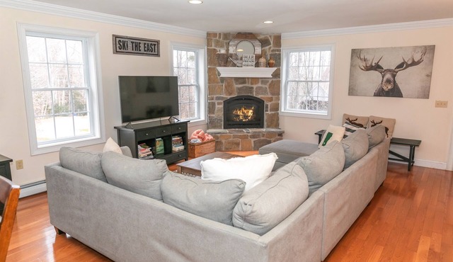 Spacious Chalet - PetFriendly/HotTub/Firepit/GameRoom/AC