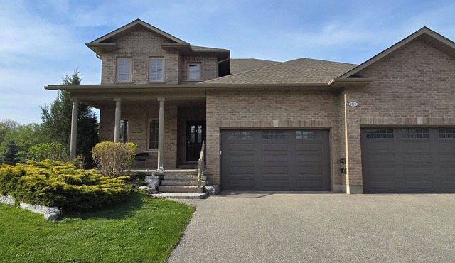 Spacious Doon Retreat | Sleeps 8 | Private Yard | Near 401