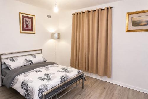 Spacious Double Room with TV & Fast Wi-Fi
