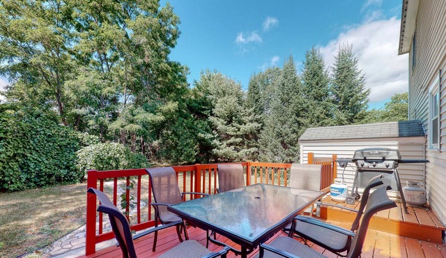 Spacious duplex w/ furnished deck & patio! Great for families & close to beach!