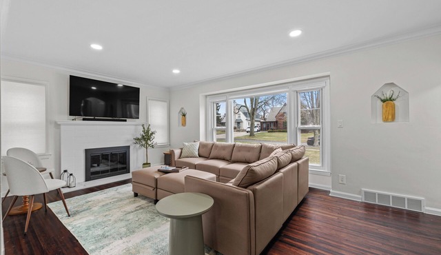 Spacious family-friendly 4 BD home- AC, ping pong, by downtown Royal Oak, Zoo