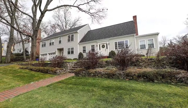 Spacious, family friendly 3700 sq ft w/great yard
