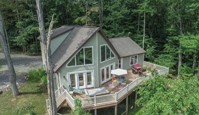 Spacious family-friendly chalet w/fenced dog run & large deck near the lake/Wisp