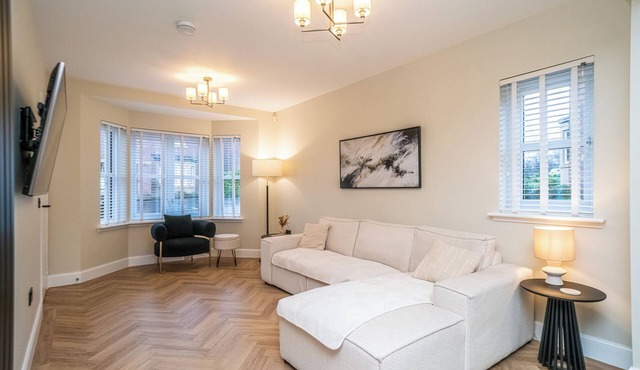 Spacious Family Home with Garden | Free Parking - Pass the Keys