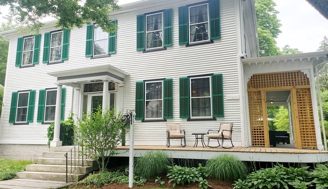 Spacious Farmhouse near beaches, bike path and URI