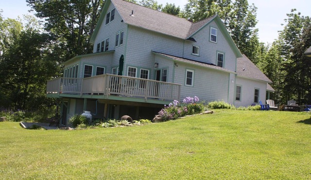 Spacious Farmhouse with Mtn Views, quiet. Available year round.
