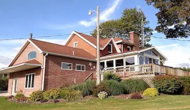 Spacious farmhouse with a hottub!