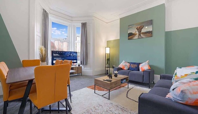 Spacious five Bedroom Family Home Group Stay WiFi