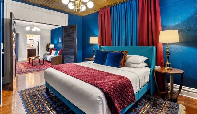 Spacious getaway in Little Italy with Parking