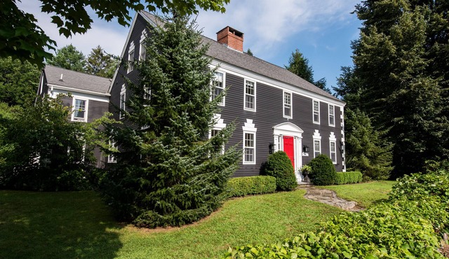 Spacious, Historic Near Town, Parks and Beaches with Deck and Large Backyard