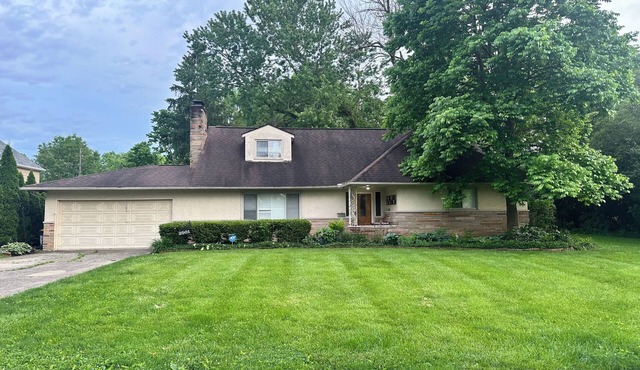 Spacious home near the Airport and downtown. Family and Pet-Friendly!
