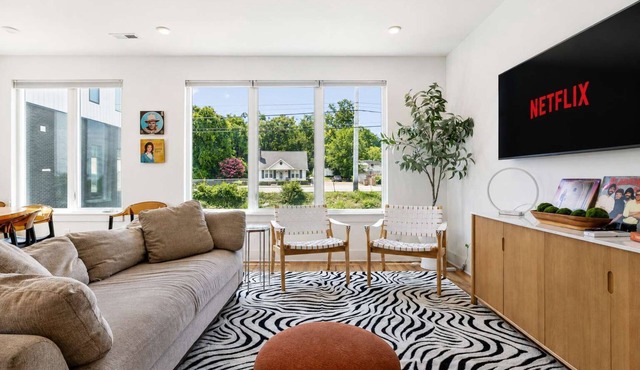 Spacious home w/iconic rooftop view near Broadway