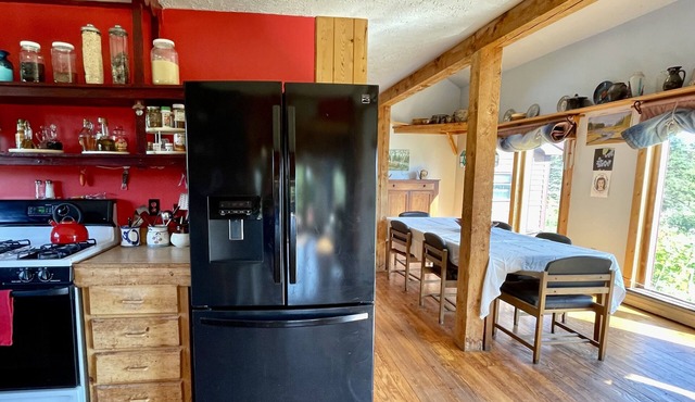 Spacious home w/riverview, minutes from state parks and ocean beaches, sleeps 11