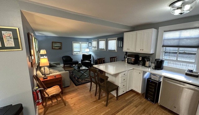 Spacious King Bedroom, Center of Town, parking and outdoor space