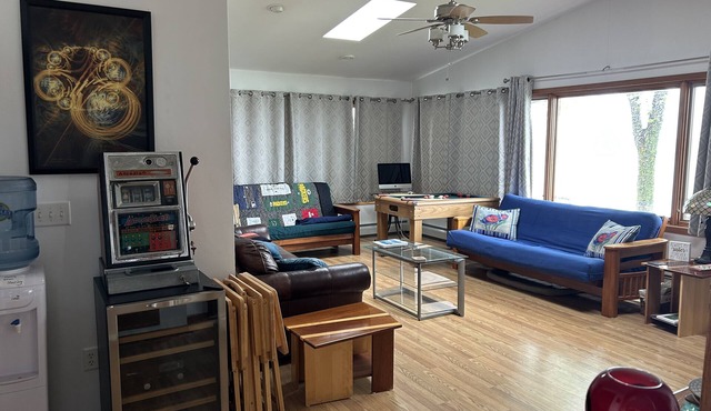 Spacious, Lakefront 2-bedroom/2-bath house 30 min to Lambeau Field w/Futon in LR