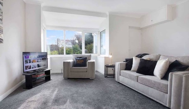 Spacious Living Room and Modern Comforts, Sleeps 4