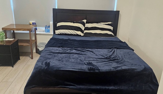 Spacious Master Ensuite Room w King Size Bed, Hi-Speed Wifi, A/C, Fan & Dresser