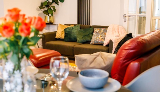 Spacious, Modern and stylish three bedroom home , perfect for work , leisure and contractors ,5 mins walk to Newcastle city Center, Newcastle stadium and Newcastle University, Free parking Fast WiFi, conveniently located both short stay and long stays