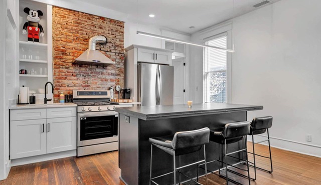 Spacious modern condo close to bars & restaurants!