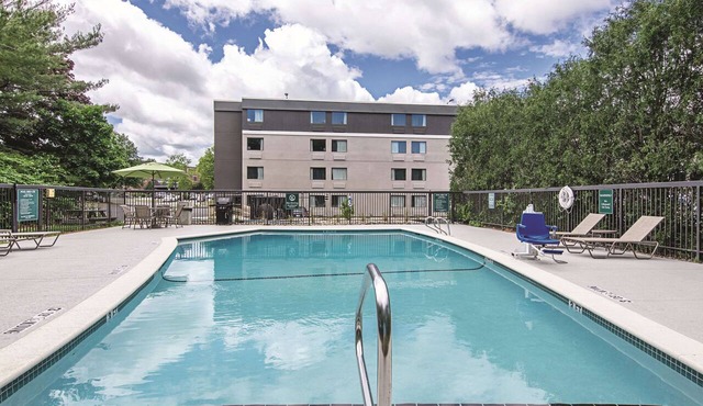 Spacious Queen Suite, La Quinta, Shuttle Service, Minutes to The Arts District